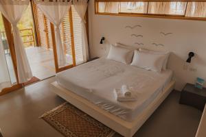 ein Schlafzimmer mit einem Bett mit Vögeln an der Wand in der Unterkunft Beach Home Organos Piura Family Vacations in Los Órganos