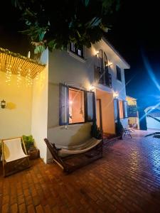 una casa blanca con una habitación con ventana en Biển house, en Ấp Khánh Phước (1)