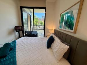 Postel nebo postele na pokoji v ubytování Luxe 2BR Executive Apartment Kingston Pool Parking WiFi BBQ Wine + 38 fotografií