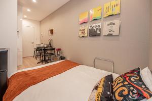 ein Schlafzimmer mit Bett und ein Esszimmer in der Unterkunft Mi-HOTEL SHIMOKITAZAWA in Tokio