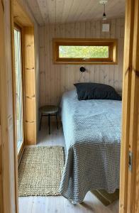 Una cama o camas en una habitación de Wooden Cottages By Quarry With Views