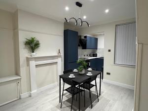 Kuchyň nebo kuchyňský kout v ubytování Cosy 2 bedroom Home-Birkenhead-Sleeps 4 + 13 fotografií