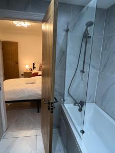 Koupelna v ubytování Cosy 2 bedroom Home-Birkenhead-Sleeps 4