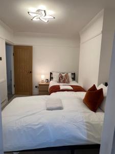 Postel nebo postele na pokoji v ubytování Cosy 2 bedroom Home-Birkenhead-Sleeps 4