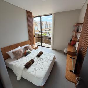 una camera da letto con un letto e una grande finestra di Elegant 3 bedroom villa a Jimbaran