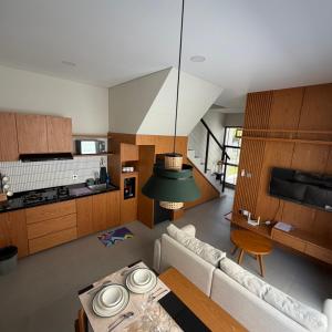 un soggiorno con un divano e un tavolo di Elegant 3 bedroom villa a Jimbaran