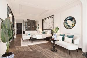 Un dormitorio blanco con una cama y un sofá. en Light Vesper Premium Hotel & Sky Bar, en Ho Chi Minh