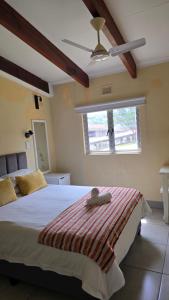 En eller flere senge i et værelse på Chakas Rock Chalet 23