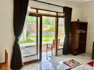 テテバトゥにあるZiraya Villa & Bungalowのパティオに面したドア付きの客室です。