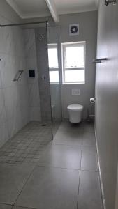 Et badeværelse på Chakas Rock Chalet 23 + 15 billeder