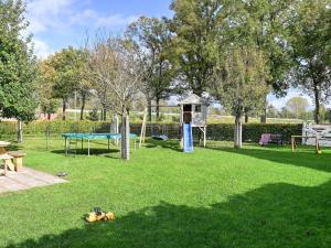 einen Park mit einem Picknicktisch und einem Spielplatz in der Unterkunft Holiday home in Overberg with private garden and terrace in Overberg