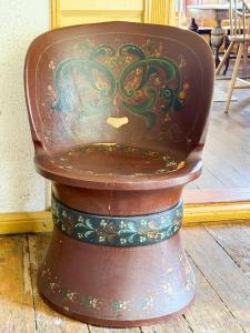 a statue of a toilet with a face on it at Gård Fra 1770 Med Flydende Sauna Ved Søen in Hennseid