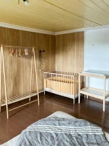 Postel nebo postele na pokoji v ubytování 1770S Farm With Floating Sauna By Lake + 6 fotografií