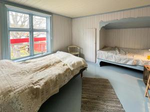 Postel nebo postele na pokoji v ubytování 1770S Farm With Floating Sauna By Lake