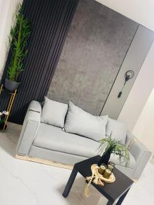 un salon avec un canapé et une table dans l'établissement Cerca del aeropuerto los frailes I, à Los Frailes