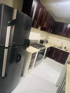 Il comprend une cuisine équipée d'un réfrigérateur et d'une cuisinière. dans l'établissement Cerca del aeropuerto los frailes I, à Los Frailes