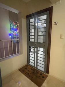 une pièce avec une porte et une fenêtre avec un balcon dans l'établissement Cerca del aeropuerto los frailes I, à Los Frailes