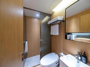un bagno con wc, lavandino e doccia di JI Hotel Shanghai Zhongshan Park Jiangsu Road (formerly Jiangsu Road Subway Station Branch) a Shanghai