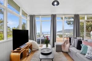Una sala de estar con un sofá y un televisor. en Horizon Views, en Lorne 5 fotos más