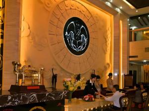 a group of people sitting at a bar in a restaurant at Dengfeng Chanwu Hotel in Dengfeng