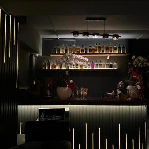 un bar con un estante con botellas. en Light Vesper Premium Hotel & Sky Bar, en Ho Chi Minh 60 fotos más