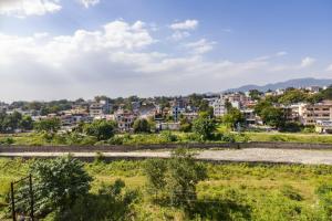 The Homely Homestay Near Pacific Mall Dehradun في دهرادون: على مستوى المدينة مع المباني +31 صورة