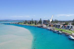 Vue aérienne d'une rivière avec des bateaux dans l'eau dans l'établissement Del Boca Vista Tuncurry, à Tuncurry