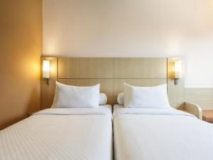 巴厘巴板巴厘巴板宜必思酒店的房间里有两张并排的床