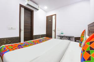 Ένα ή περισσότερα κρεβάτια σε δωμάτιο στο Fabhotel Cosy Rooms - Near Embassies, DU South Campus +16 φωτογραφίες