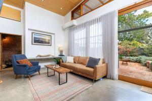 un salon avec un canapé et une table dans l'établissement The Foundry on McLaren - Urban CBD Retreat, à Adélaïde