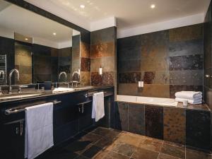 Kuchyň nebo kuchyňský kout v ubytování Cour du Corbeau Hotel Strasbourg - MGallery Collection + 117 fotografií