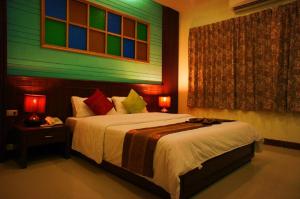 Ένα ή περισσότερα κρεβάτια σε δωμάτιο στο King Hotel