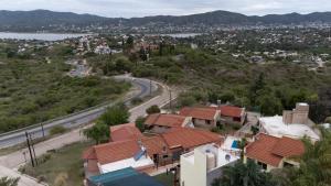 une vue aérienne sur une ville et une route dans l'établissement Cabañas La Ernestina, à Villa Carlos Paz