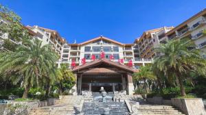 DongshanにあるFu'an Tailong Sea-view Hotel (Danzhou Haihua Island)のヤシの木と階段が目の前にある建物