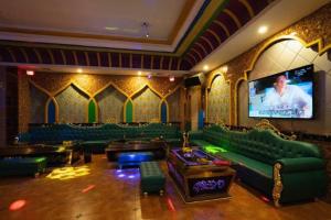 DongshanにあるFu'an Tailong Sea-view Hotel (Danzhou Haihua Island)のリビングルーム(緑のソファ、テレビ付)