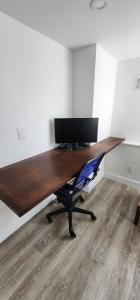 Μια τηλεόραση ή/και κέντρο ψυχαγωγίας στο Private room with workstation