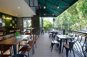 Aria Centra Surabaya tesisinde bir restoran veya yemek mekanı
