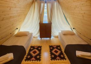 卡兹贝吉Misty Valley的帐篷里有两张床的房间