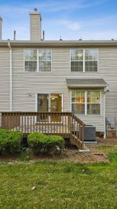 Franklin ParkにあるSpacious 3BR Near Rutgers plus Princeton plus NYC Accessの木製のデッキが目の前にある家