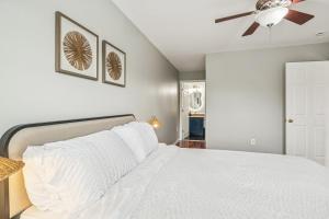 Franklin ParkにあるSpacious 3BR Near Rutgers plus Princeton plus NYC Accessのベッドルーム1室(白いベッド1台、天井ファン付)