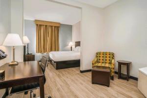 ein Hotelzimmer mit Bett und Schreibtisch in der Unterkunft The Windstar Hotel - Emerald Isle, Swansboro in Cedar Point + 8 Fotos