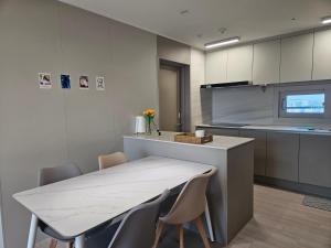 Kuchyň nebo kuchyňský kout v ubytování 인덕원스테이 27