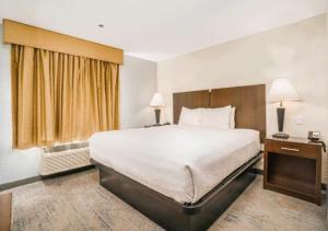 Una habitación de hotel con una cama grande y una ventana. en The Windstar Hotel - Emerald Isle, Swansboro, en Cedar Point 3 fotos más