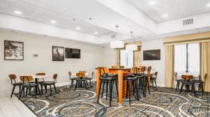 Un comedor con mesa y sillas en The Windstar Hotel - Emerald Isle, Swansboro, en Cedar Point