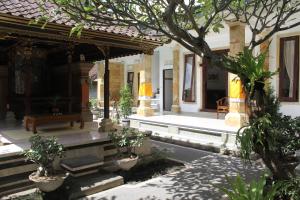 um pátio de uma casa com uma árvore em Umah Dauh Homestay em Ubud mais 37 fotografias