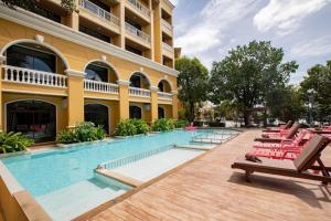 クラビタウンにあるThe Pineapple Hotelのラウンジチェア付きのホテルのプールを利用できます。