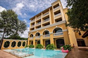 クラビタウンにあるThe Pineapple Hotelの建物の前にプールがあるホテル