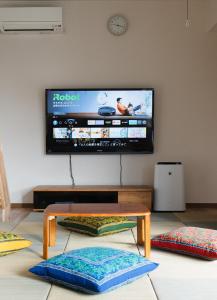 ein Wohnzimmer mit einem Flachbildfernseher an der Wand in der Unterkunft Private stay Peaceful - Vacation STAY 18247 in Minamiawaji