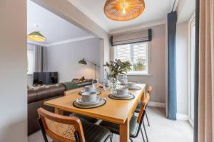 Posezení v ubytování Pass the Keys 4-Bed Home with Garden Parking Near Durham