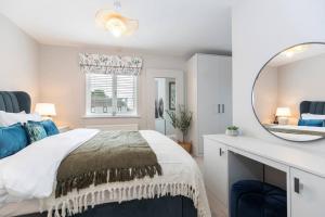 Postel nebo postele na pokoji v ubytování Pass the Keys 4-Bed Home with Garden Parking Near Durham